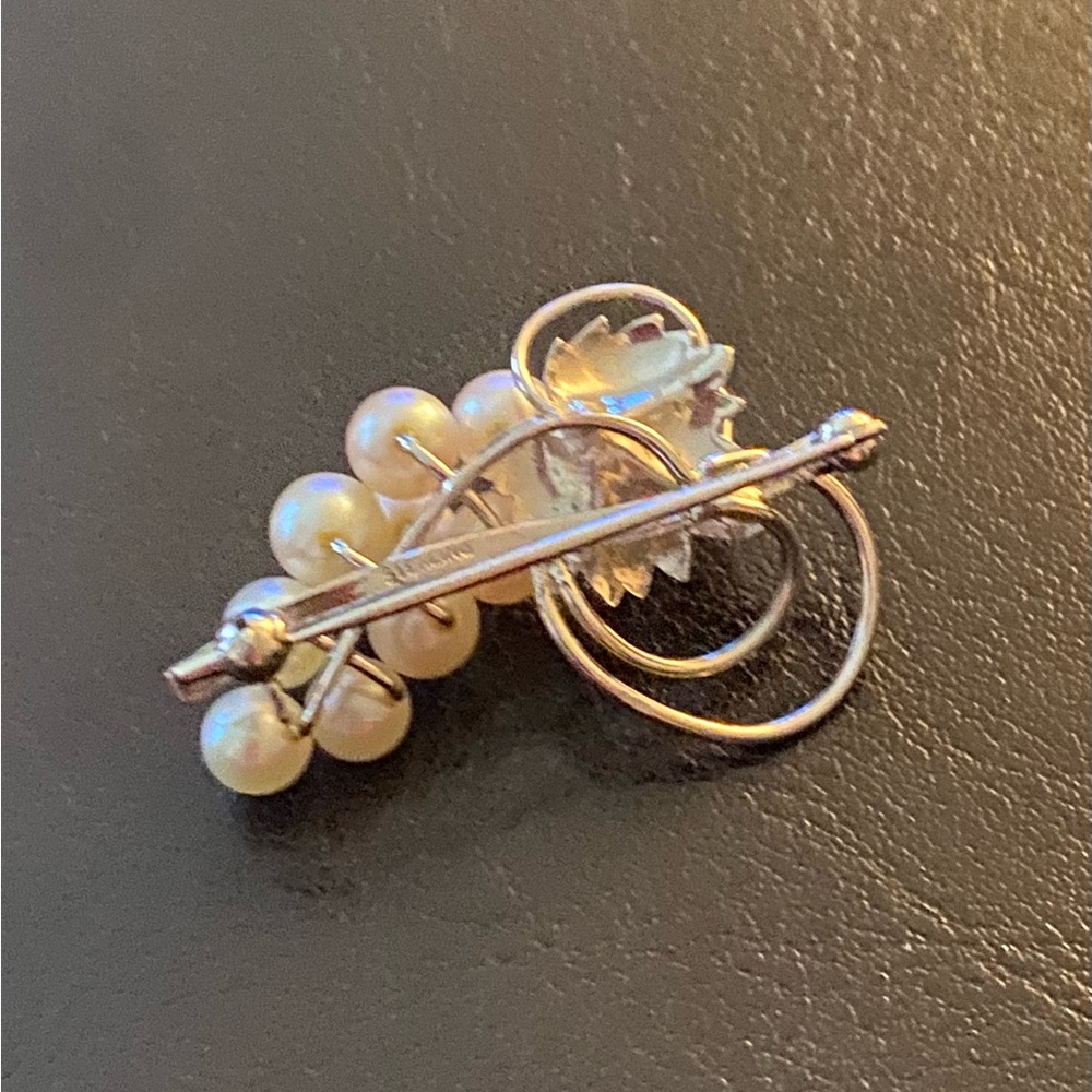 Vintage White Culture Pearl Sterling Brooch - Picture 2 of 3